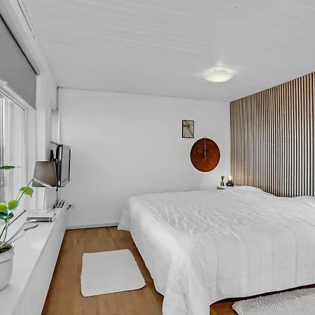 Holiday home Front In With House Sea View Vaeggerlose
