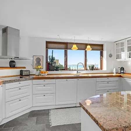 בית נופש 4 Bedroom Lovely In *