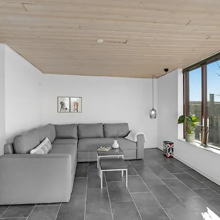 Semesterbostad 4 Bedroom Lovely In