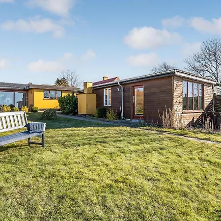 Semesterbostad 4 Bedroom Lovely In